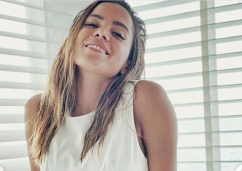Anitta fala de pedido inusitado ao doar biquíni usado para leilão