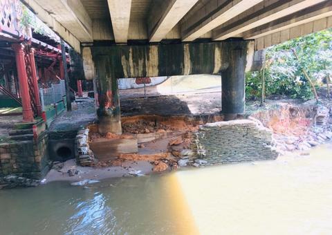 Ponte da Constantino Nery tem deslizamento de barranco e preocupa motoristas