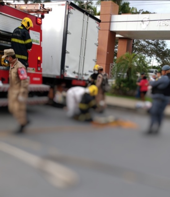 Voltando de balneário em Manaus, casal é lançado debaixo de caminhão e morre na hora 