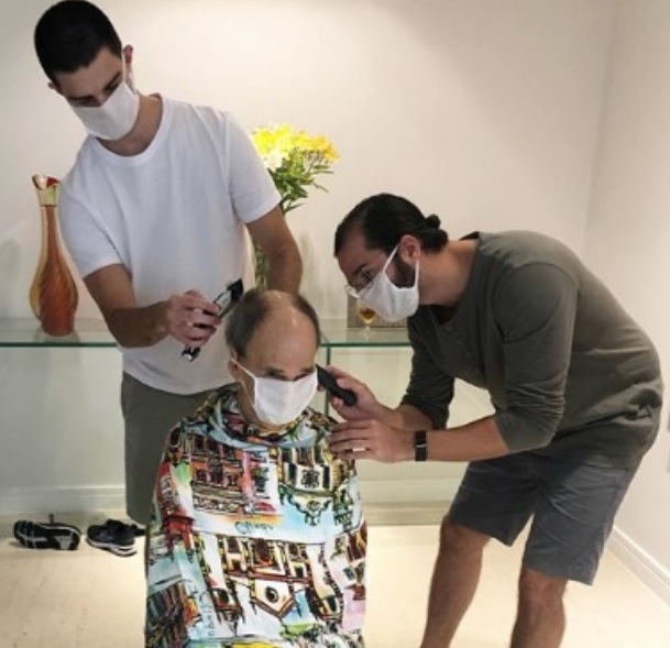 Túlio Gadêlha capricha no corte de cabelo do pai de Fátima Bernardes 
