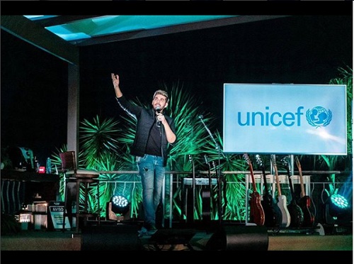 Live de Gustavo Mioto leiloa macacão de Barrichello e arrecada mais de 50 toneladas de alimentos