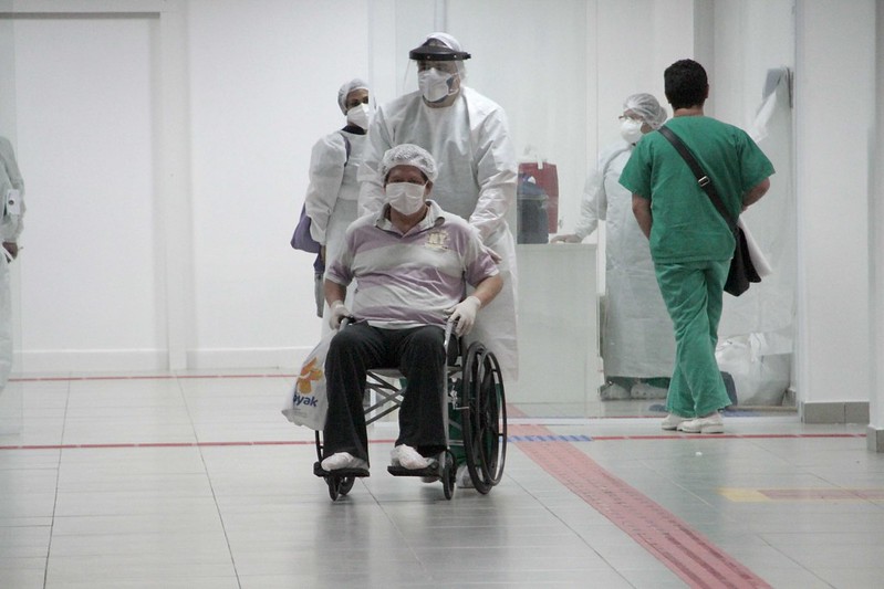 Sete pacientes recebem alta no hospital de campanha em Manaus