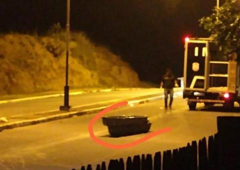 Homem morre em acidente de moto e corpo cai de carro do IML após remoção