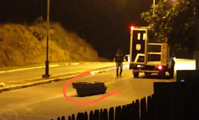 Homem morre em acidente de moto e corpo cai de carro do IML após remoção