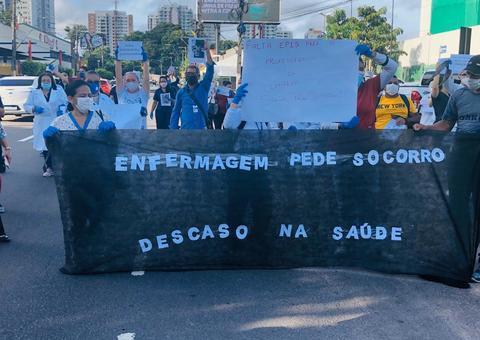 Funcionários do Hospital 28 de Agosto fecham trânsito em protesto contra falta de equipamentos 