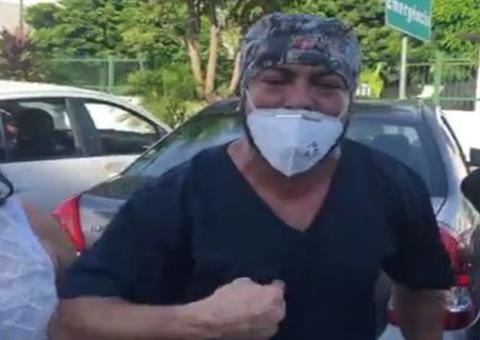 Enfermeiro chora durante protesto em frente ao Hospital 28 de Agosto: 'Estamos morrendo' 