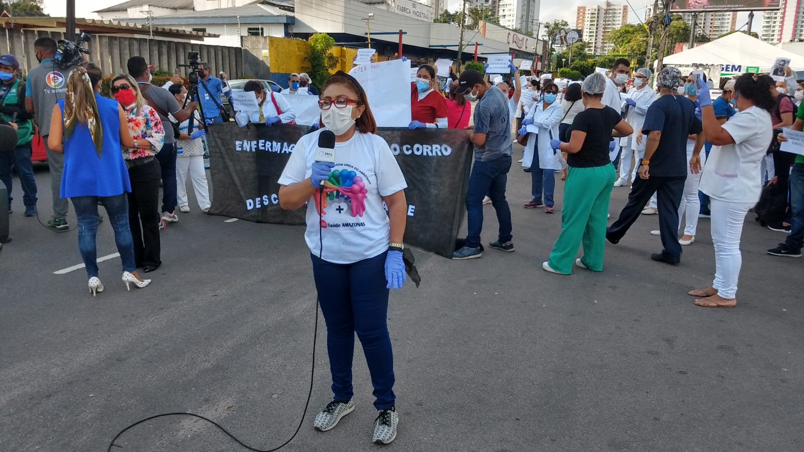 Funcionários do Hospital 28 de Agosto fecham trânsito em protesto contra falta de equipamentos 