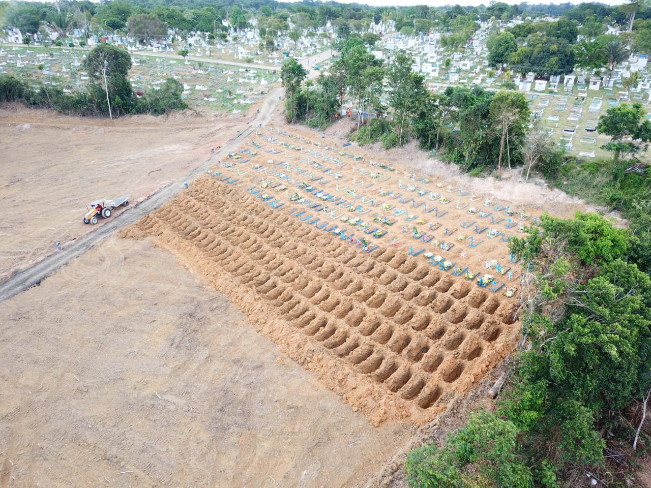 Manaus registra 140 enterros neste domingo, maior número em 24h