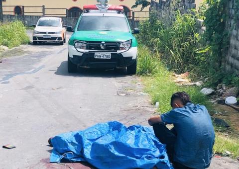 Justiceiro mata assaltante e comparsa finge de morto para escapar dos tiros em Manaus