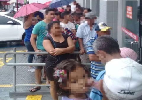 População se aglomera em filas para sacar auxílio emergencial em Manaus