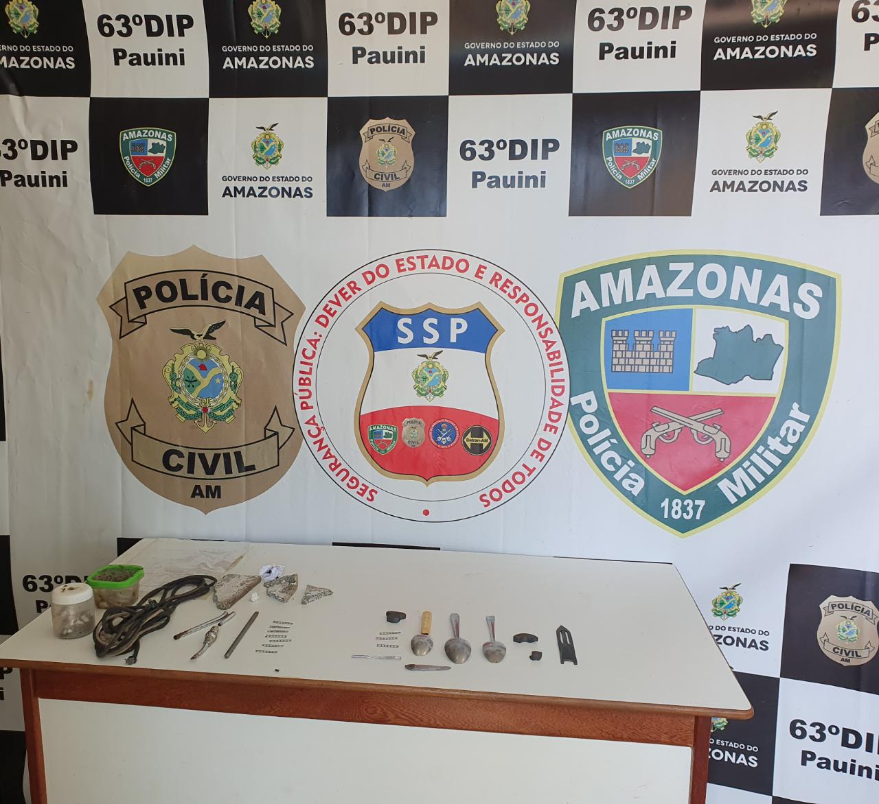 Lâminas de gilete, drogas e colheres são encontrados durante revista em celas de delegacia de Pauini 