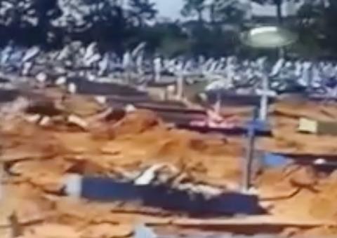 Jornal Nacional destaca recorde de enterros e caixões sendo empilhados em cemitério de Manaus