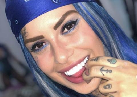 De perna aberta, Tati Zaqui posa de lingerie e fãs reagem: 'gostosa'