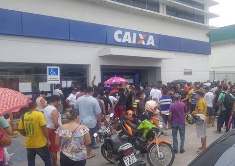 Em Manaus, grupo cobra até R$ 40 para guardar lugar em fila de banco