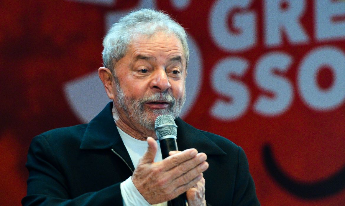 Candidato à presidência, Lula chega para comício em Manaus