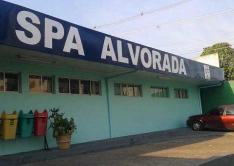 Esfaqueado, jovem é encontrado sangrando em avenida de Manaus