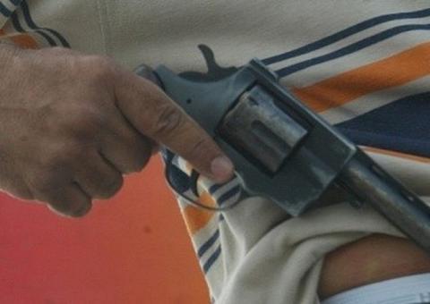 Em Manaus, criminosos assaltam casa e abandonam família trancada em banheiro