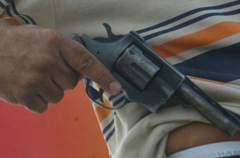 Em Manaus, criminosos assaltam casa e abandonam família trancada em banheiro