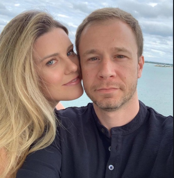 Esposa de Tiago Leifert se declara e anuncia gravidez