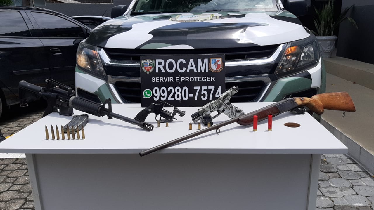Suposto pistoleiro de facção criminosa é preso com fuzil e pistolas em Manaus 