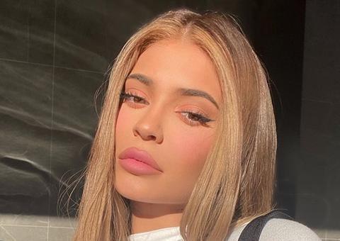 Kylie Jenner ostenta bumbum e seios GG em piscina de mansão