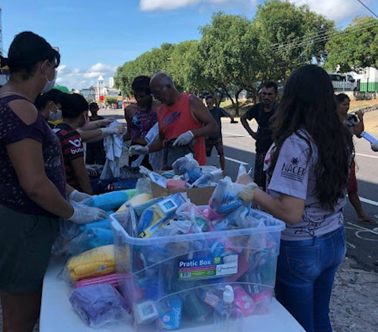 Campanha arrecada roupas, material de higiene e EPIs para atendimento de pessoas em situação de rua em Manaus 
