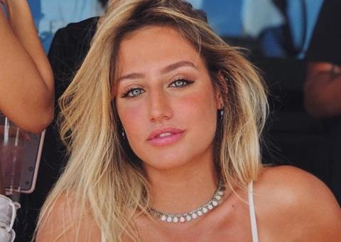 Com bumbum 'arrebitado', Bruna Griphao arranca suspiros ao posar de biquíni fio-dental