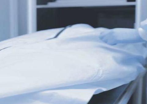 Sem caixões, famílias temem ter parentes enterrados em sacos plásticos em Manaus