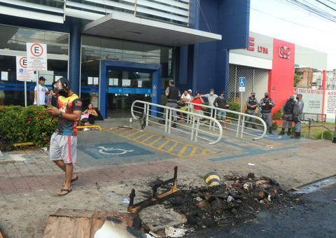 Em Manaus, Caixa cancela atendimento e revoltados clientes ateiam fogo na frente de agência