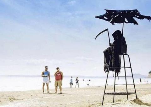 Homem vestido de Morte assusta banhistas que furam quarentena nos EUA