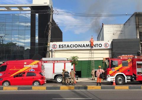Edifício pega fogo e uma pessoa é resgatada pelos bombeiros em Manaus 