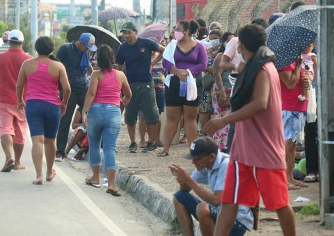 AO VIVO: População pede socorro em aglomeração para receber auxílio emergencial 
