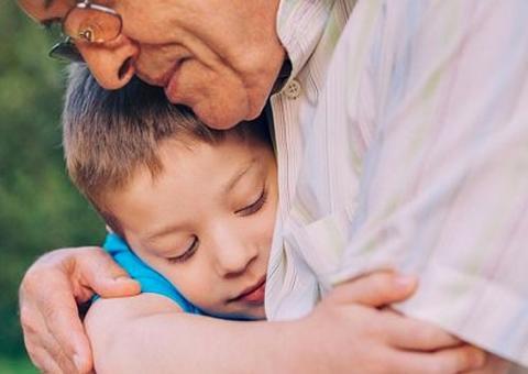 Suíça permite abraços de avós em crianças de até 10 anos de idade