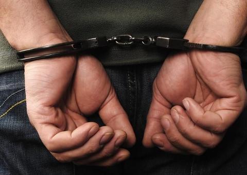 Após ser esfaqueado, jovem pede socorro mas acaba preso no Amazonas