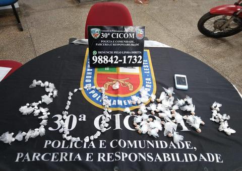Jovem é preso suspeito de jogar droga em área de mato em Manaus 