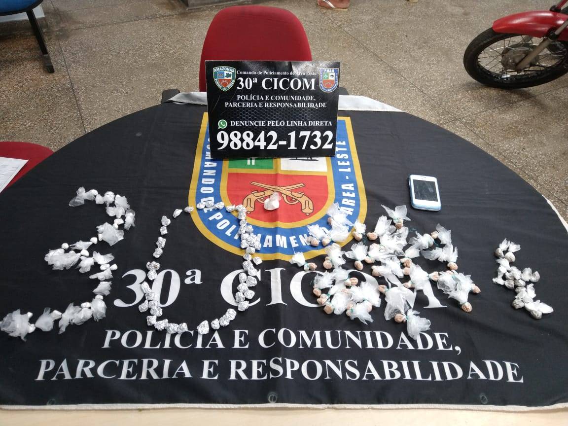 Jovem é preso suspeito de jogar droga em área de mato em Manaus 