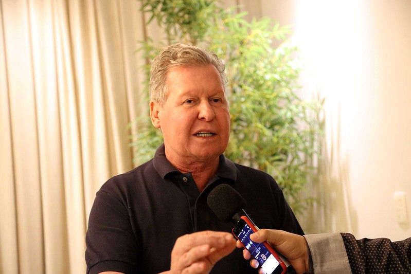 Arthur critica Bolsonaro e diz que Manaus espera avião cheio de remédios