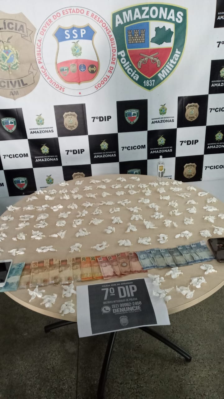 Homem é preso com 500 trouxinhas de droga e dinheiro em Manaus