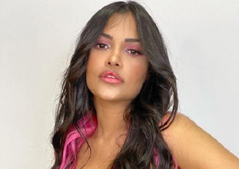 Ex-BBB Flayslane esbanja sensualidade ao posar com body transparente