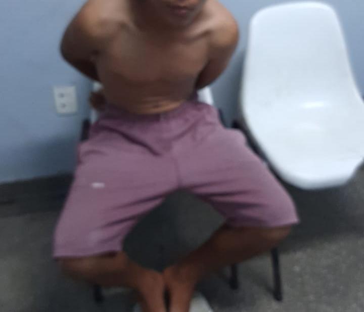 Polícia tira de circulação suspeito de vender drogas em esquina de rua em Manaus