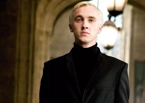 Ator Tom Felton troca beijos com irmão de Taylor Swift em trailler de filme