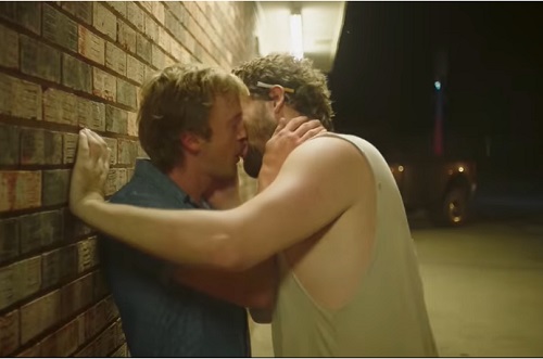 Ator Tom Felton troca beijos com irmão de Taylor Swift em trailler de filme