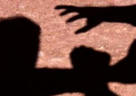 Homem tenta roubar comida de barco e acaba espancado por populares no Amazonas