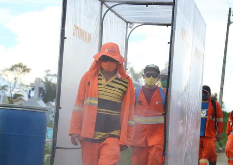 Prefeitura instala cabine de sanitização para funcionários do cemitério de Manaus 