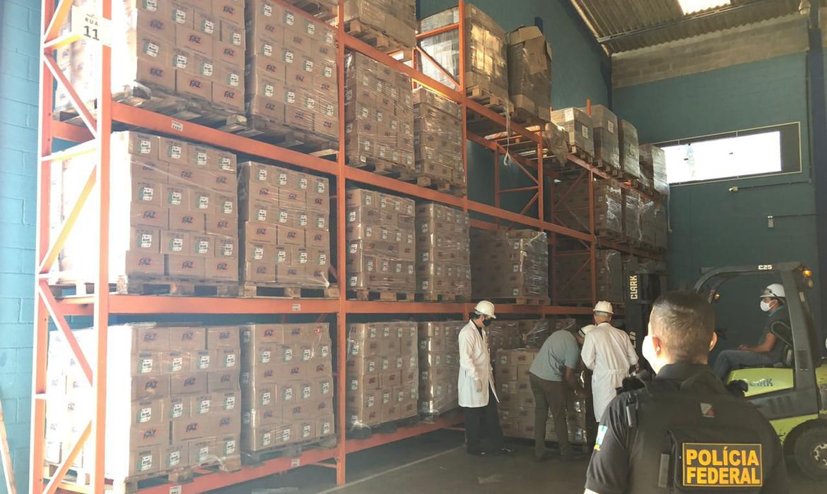 PF deflagra operação contra empresa suspeita de vender álcool gel adulterado