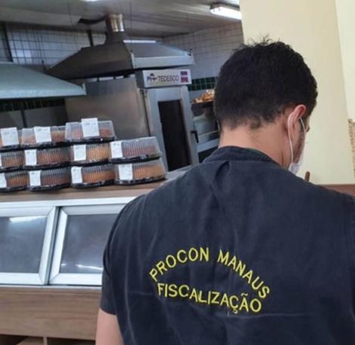 Fiscalização apreende alimentos impróprios para consumo em Manaus