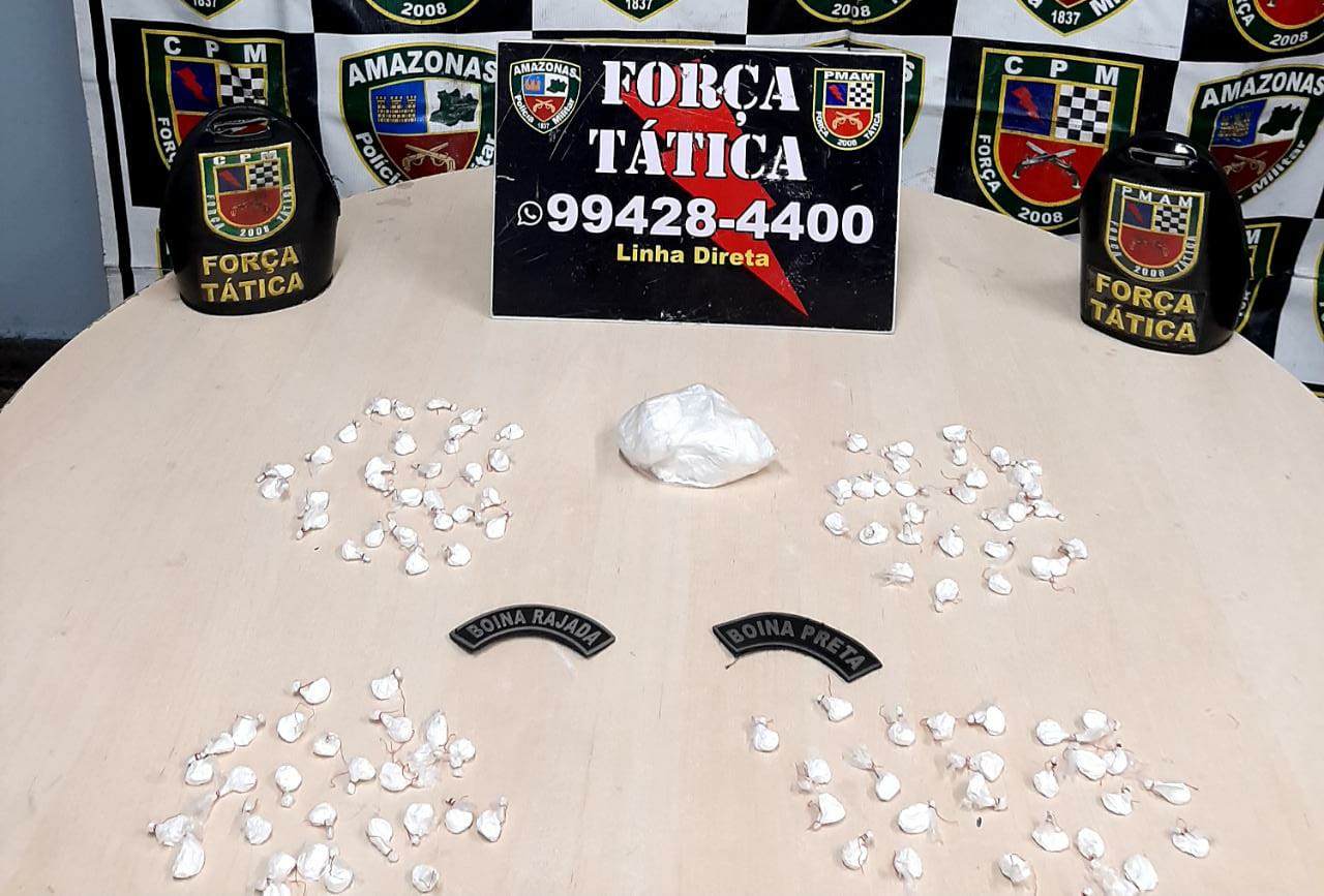 Homem esconde drogas embaixo da escada de sua casa e acaba preso em Manaus 