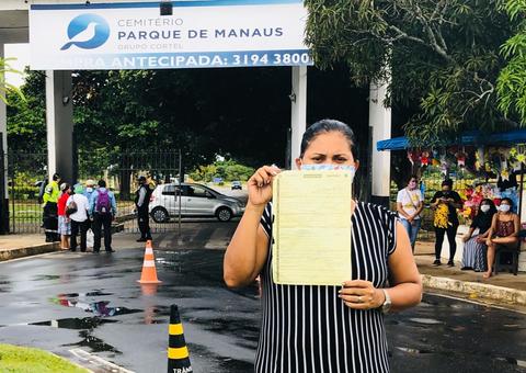 AO VIVO: Após corpo trocado, filha consegue sepultar pai em Manaus; assista