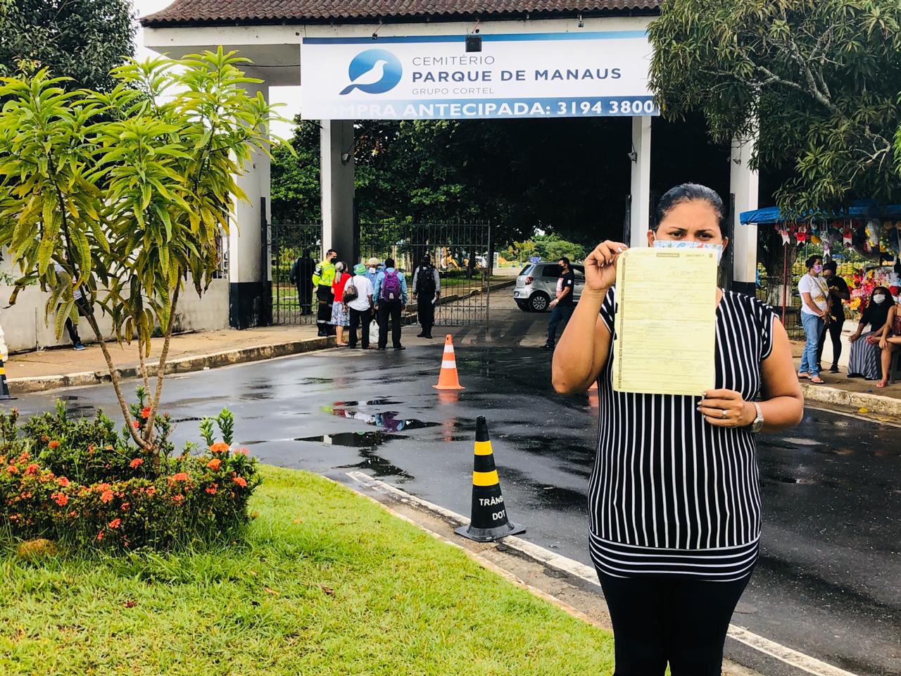  Filha consegue enterrar pai uma semana após corpo ser trocado e 'sumir' de hospital em Manaus