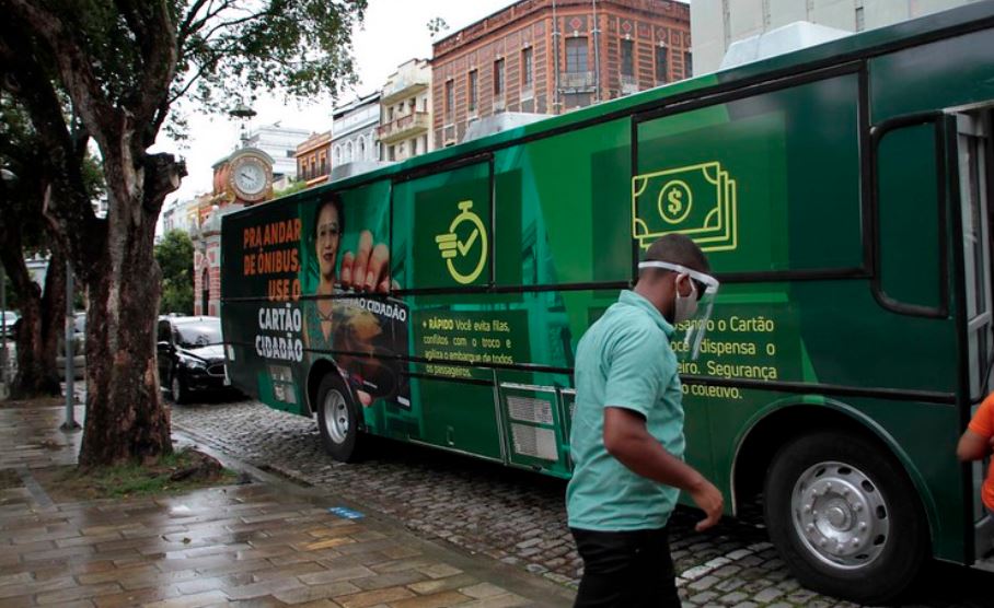 Atendimento itinerante oferece Cartão Cidadão para usuários de transporte coletivo em Manaus